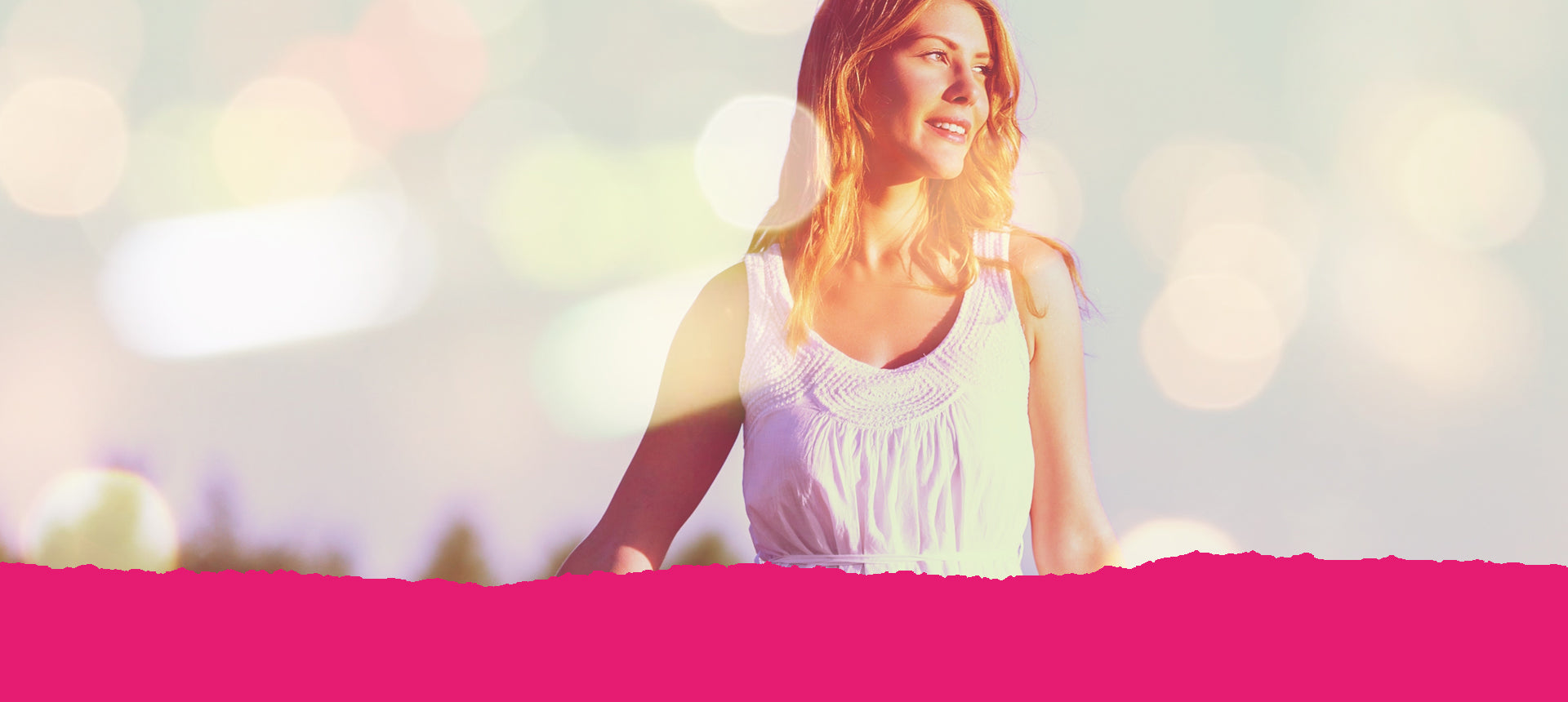 Eine junge Frau im weißen Sommerkleid steht lächelnd vor einem hellblauen Hintergrund. Text: Unsere Wellness-Produkte