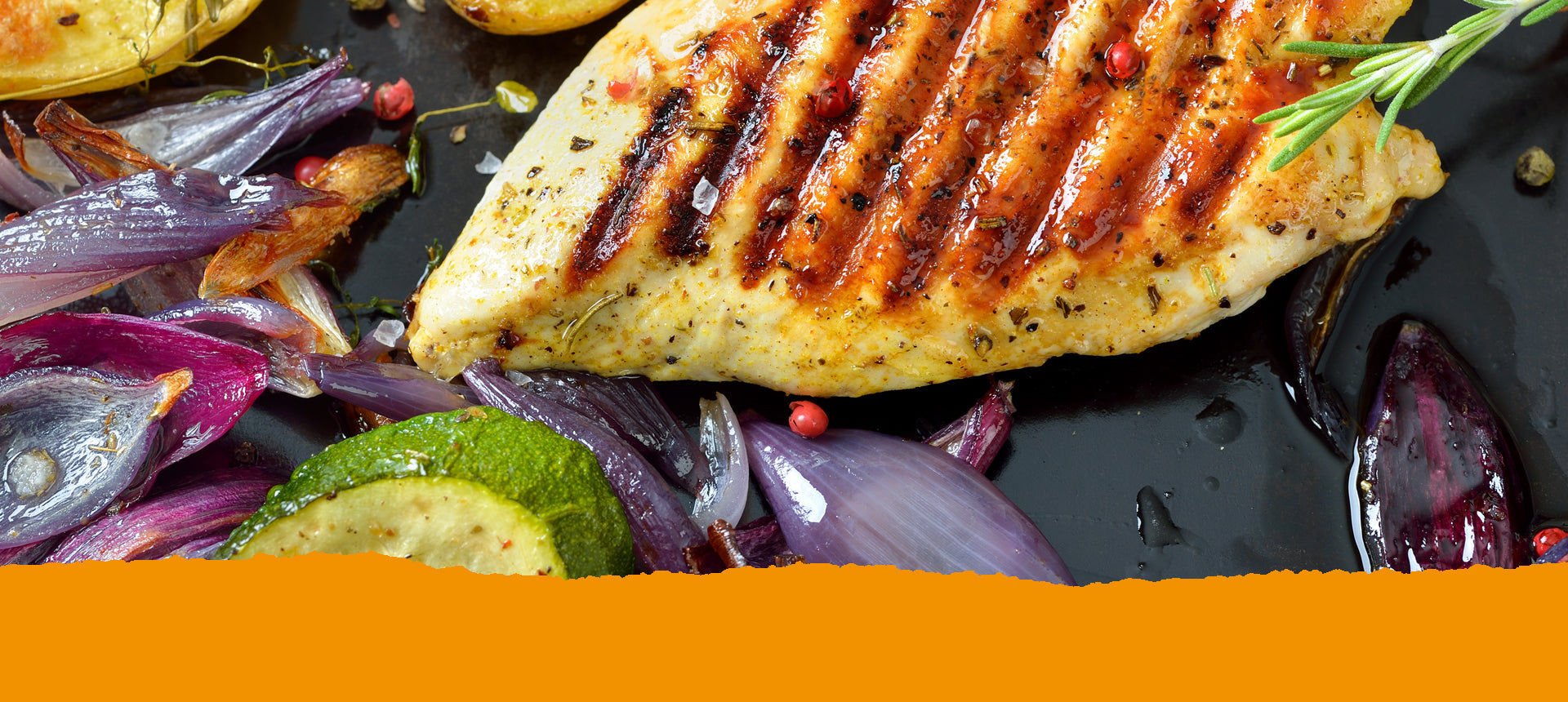 Ein Grillstück Hühnchen sowie gegrillte rote Zwiebeln, Zucchini und Kartoffeln, garniert mit einem Zweig Rosmarin. Text: Unsere Grill- und Steak-Gewürze