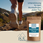 Sportliche Frau beim Joggen mit JKR Magnesiumcitrat Pulver – hochwertiges Magnesiumhydrogencitrat für aktive Menschen in nachhaltiger Verpackung präsentiert