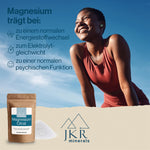 JKR Magnesiumcitrat Pulver vor einer glücklichen Frau in warmer Naturkulisse mit typischer Abrisskante im unteren Bereich – nachhaltiges Magnesiumhydrogencitrat im Doypack für hochwertige Nahrungsergänzung
