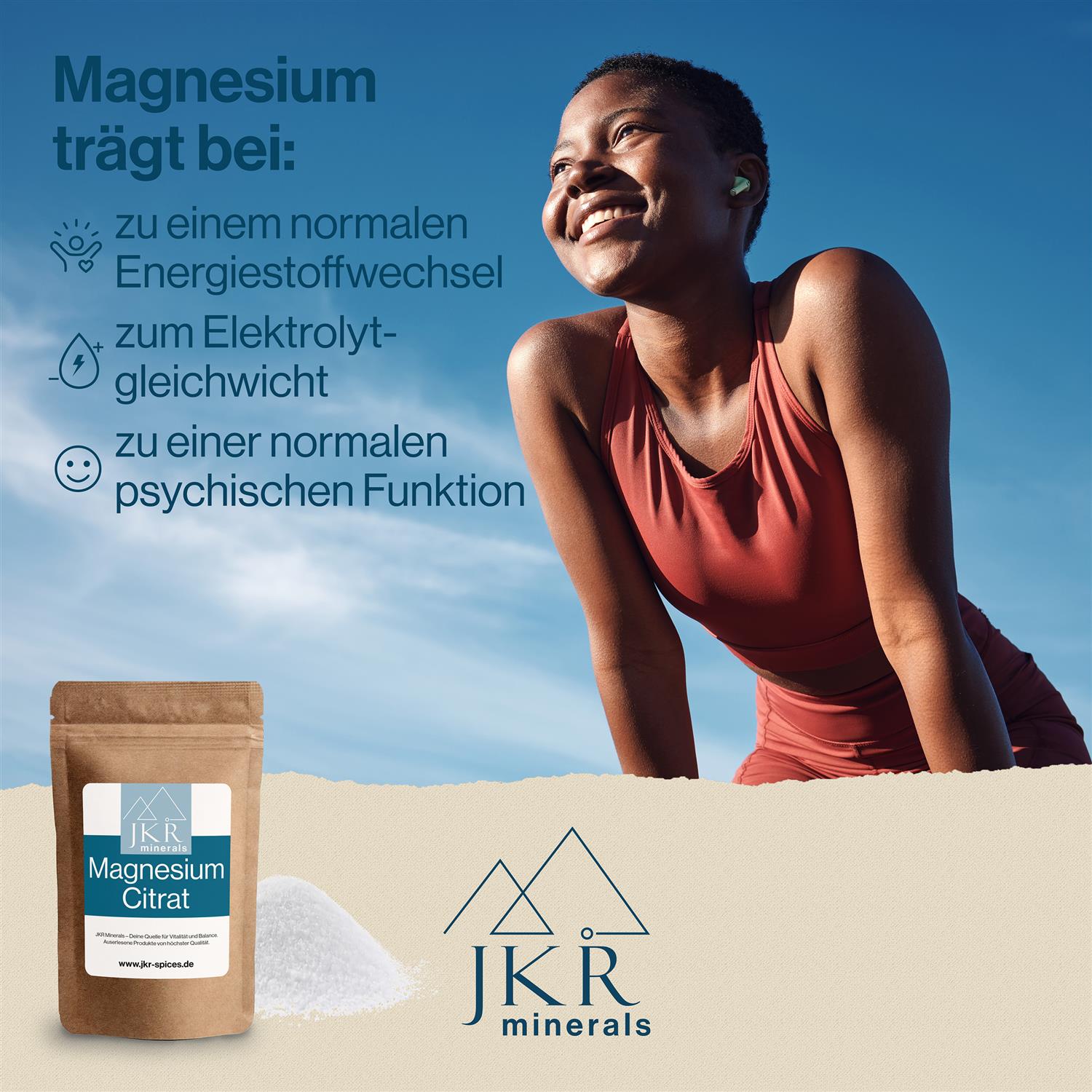 JKR Magnesiumcitrat Pulver vor einer glücklichen Frau in warmer Naturkulisse mit typischer Abrisskante im unteren Bereich – nachhaltiges Magnesiumhydrogencitrat im Doypack für hochwertige Nahrungsergänzung