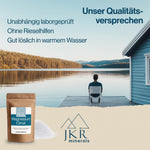 JKR Magnesiumcitrat Pulver vor Bergsee – Produktmerkmale wie Reinheit, Laborprüfung und hochwertige Rohstoffe visuell hervorgehoben