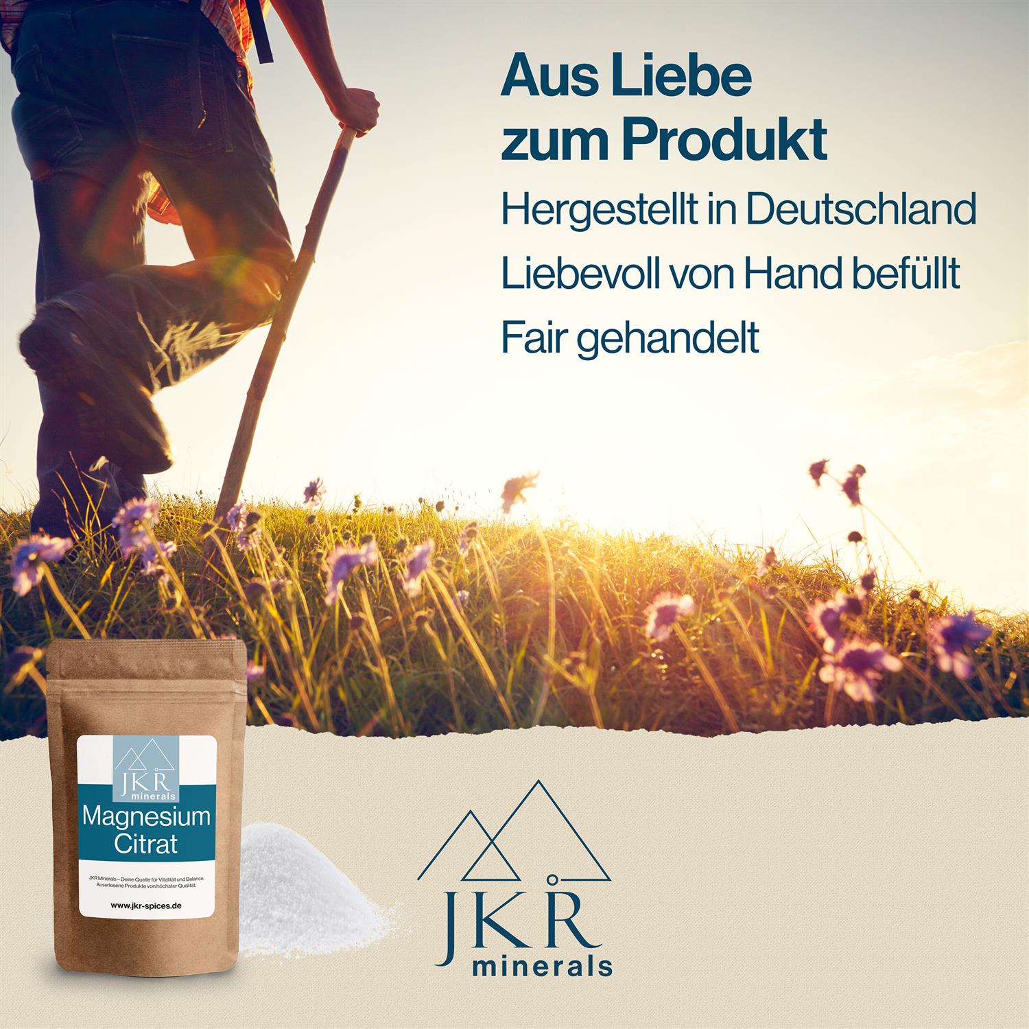 JKR Magnesiumcitrat Pulver in natürlicher Landschaft – nachhaltige Herstellung und sorgfältig verarbeitete Rohstoffe dargestellt