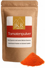 JKR Spices Tomatenpulver im Kraftpapierbeutel mit rotem Tomatenpulver im Vordergrund.