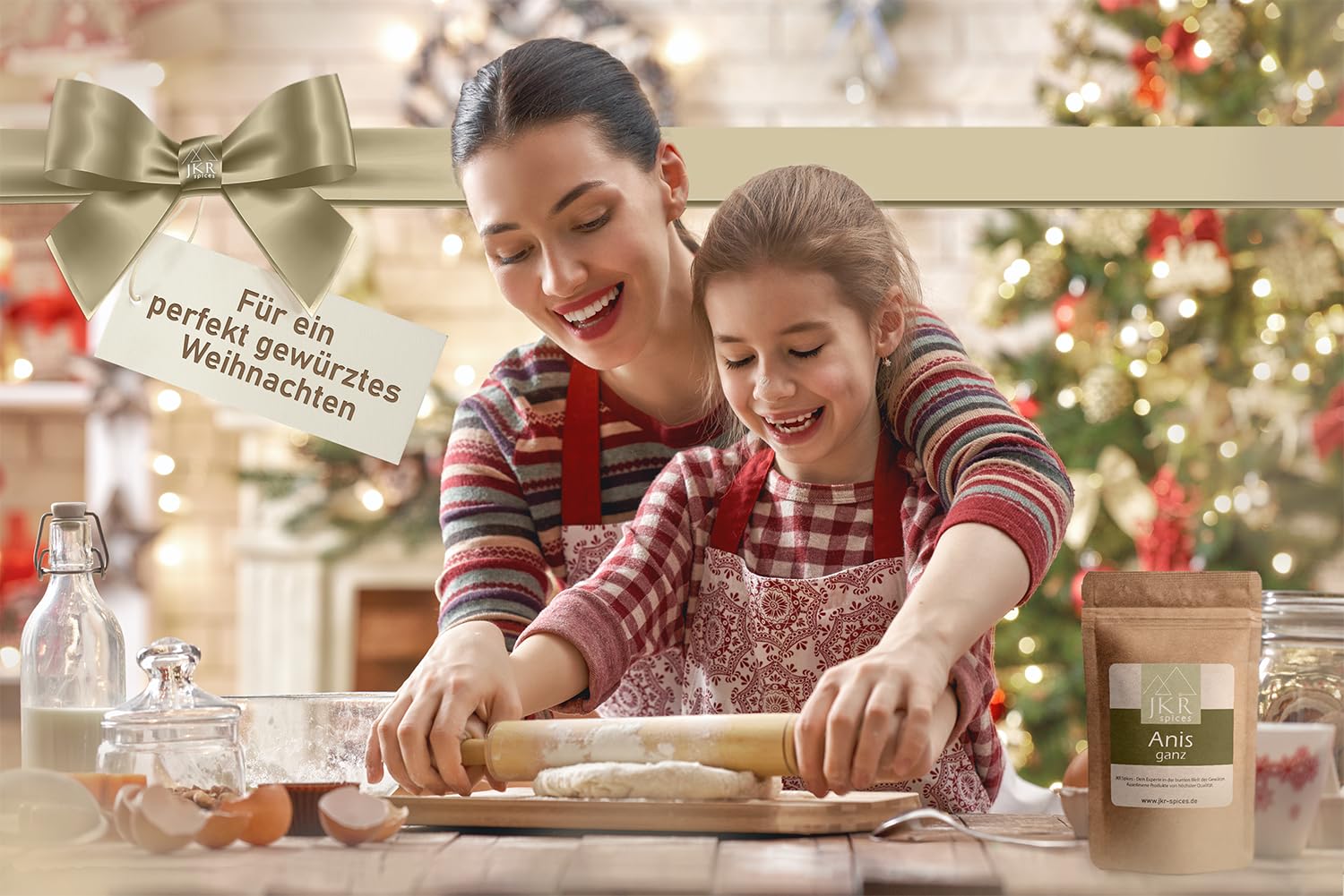 JKR Spices Anis ganz im Doypack als Geschenkidee: Mutter und Kind backen Plätzchen in der Weihnachtsküche, perfekt gewürztes Weihnachten