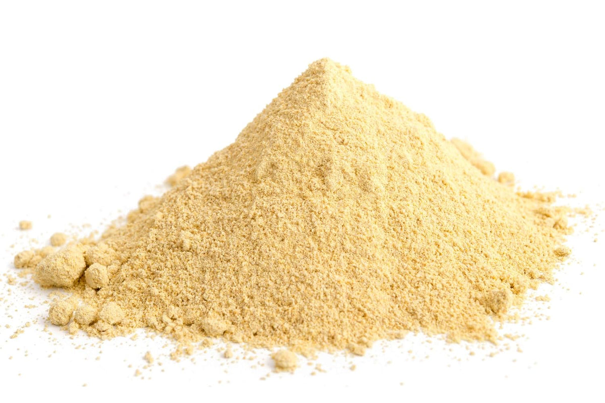 Bockshornkleesaat gemahlen als feines Pulver auf weißem Hintergrund, Produktdetail Foto für JKR Spices Gewürz