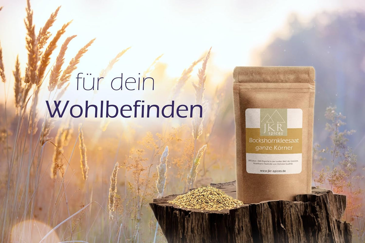 JKR Spices Bockshornklee ganz im Doypack auf Baumstumpf, Bockshornklee Samen davor, Getreidefeld Hintergrund mit Text „für dein Wohlbefinden“
