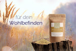 JKR Spices Bockshornklee ganz im Doypack auf Baumstumpf, Bockshornklee Samen davor, Getreidefeld Hintergrund mit Text „für dein Wohlbefinden“