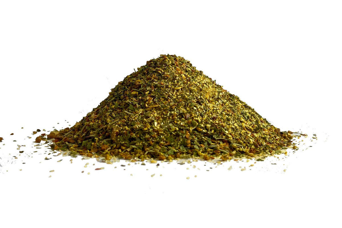 JKR Spices Bratkartoffel Gewürzmischung als Nahaufnahme, Gewürzhaufen mit Kräutern und Gewürzstückchen auf weißem Hintergrund