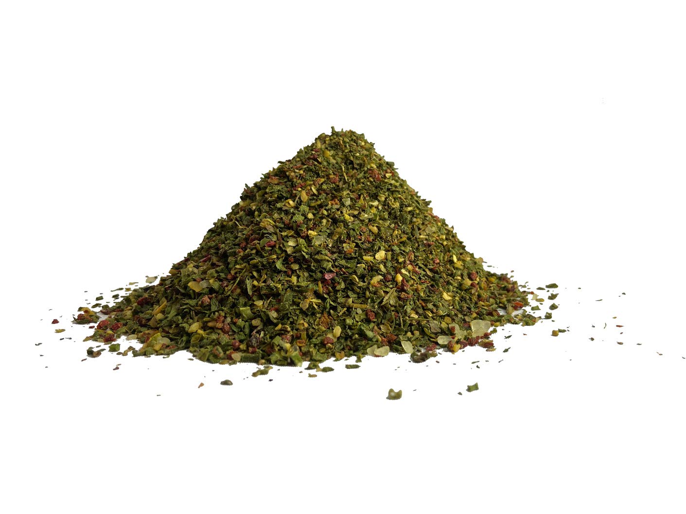 JKR Spices Cafe de Paris Gewürzmischung als Nahaufnahme, Gewürzhaufen auf weißem Hintergrund, grüne Kräuter und Gewürzstückchen