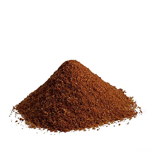 JKR Spices Carolina Rub als feines Gewürzpulver, Gewürzhaufen auf weißem Hintergrund, Produktdetailfoto