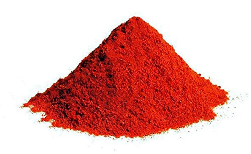 JKR Spices Chili gemahlen als feines Chilipulver, roter Gewürzhaufen auf weißem Hintergrund, Produktdetailfoto