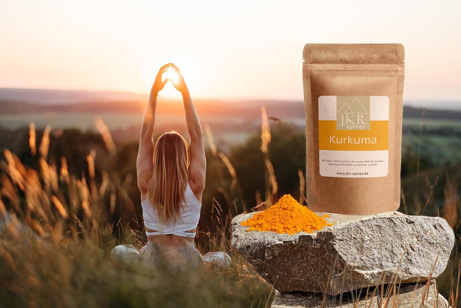 JKR Spices Kurkuma Pulver im Doypack mit Kurkumapulver auf Felsen in Natur Landschaft bei Sonnenuntergang Frau sitzt meditierend auf Wiese Wellness und Wohlbefinden Motiv