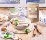 Serviervorschlag Kuttermittel: Fleisch und Wurstherstellung, Zutaten auf Holzbrett in Küche, Anwendung in Wurstwaren