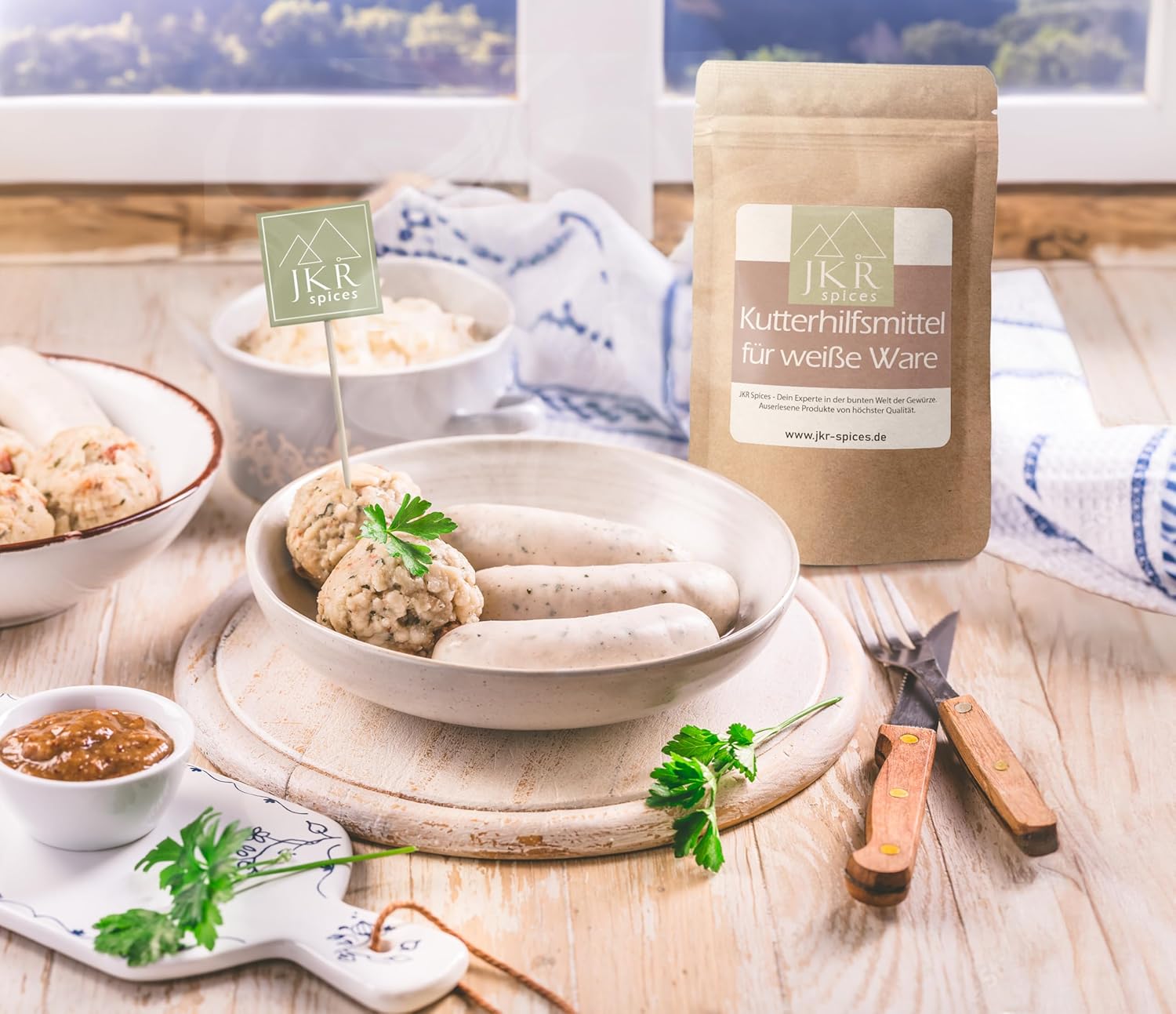 Serviervorschlag Kuttermittel: Fleisch und Wurstherstellung, Zutaten auf Holzbrett in Küche, Anwendung in Wurstwaren