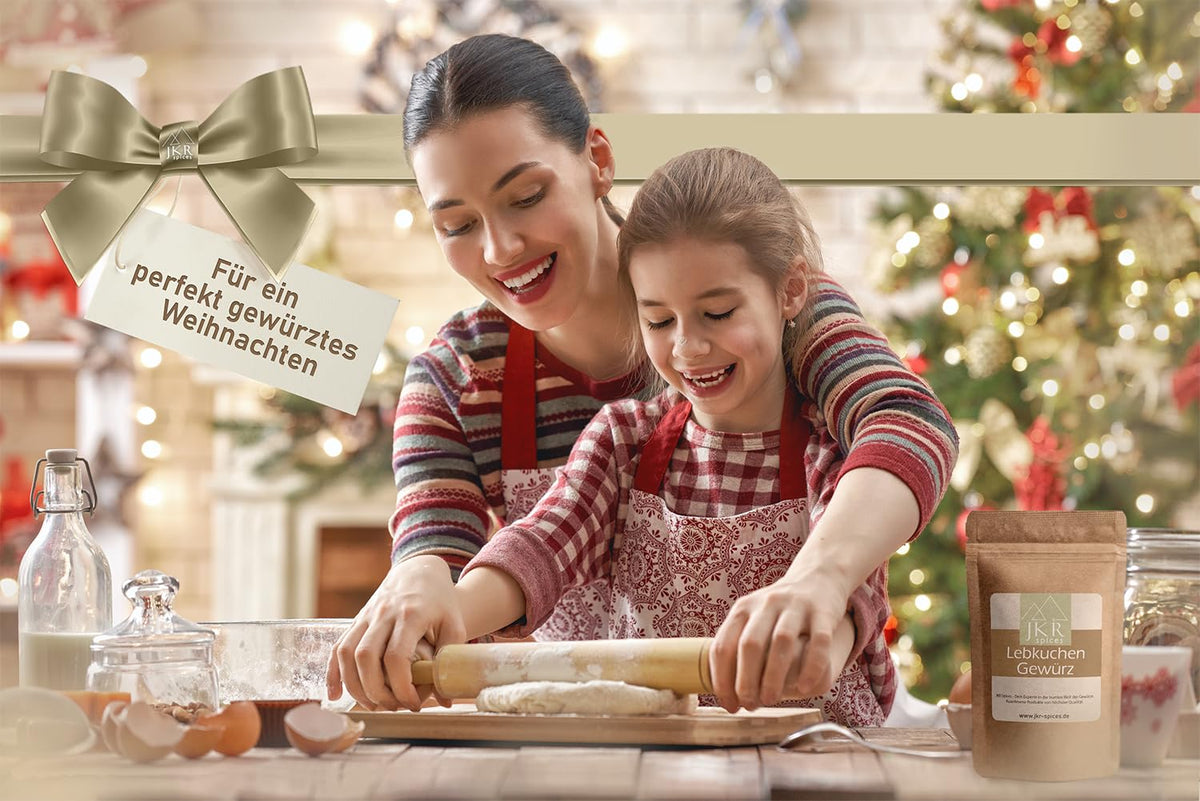 Serviervorschlag Weihnachtsbäckerei: Mutter und Kind rollen Teig aus, Plätzchen backen in festlicher Küche, JKR Gewürze