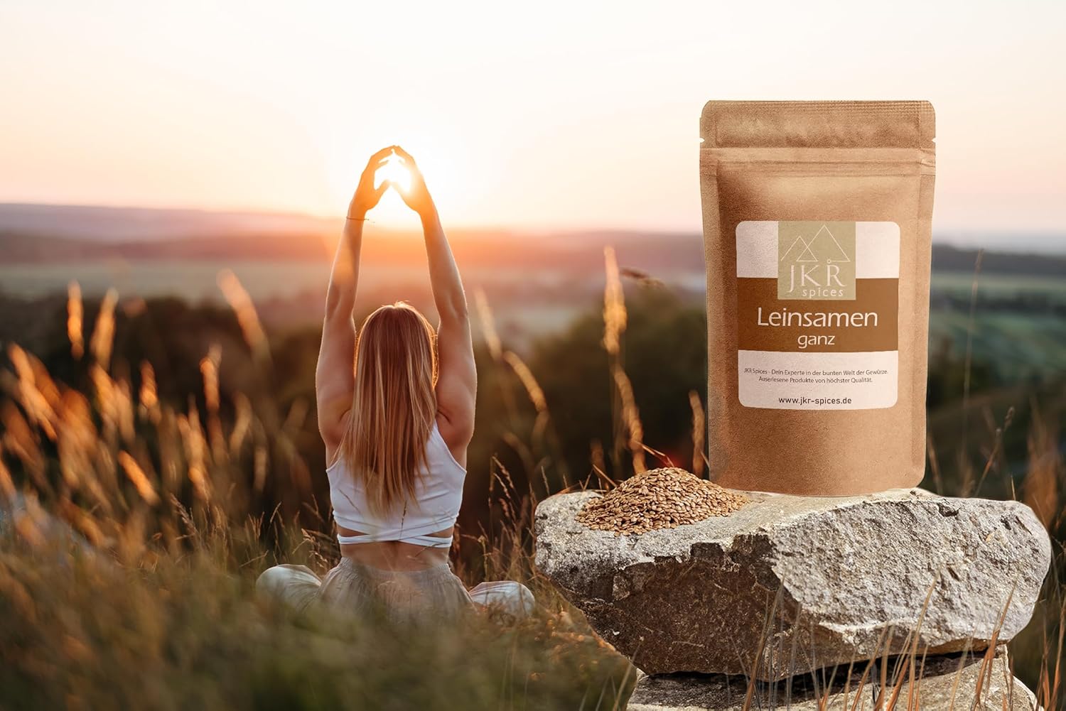 JKR Spices Leinsamen ganz im Doypack auf Stein, Frau macht Yoga im Sonnenuntergang, Lifestyle Motiv in der Natur