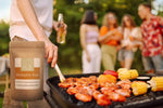 Serviervorschlag Memphis Rub: Grillparty im Garten, gewürzte Spieße und Gemüse auf dem Grill, BBQ Rub zum Würzen