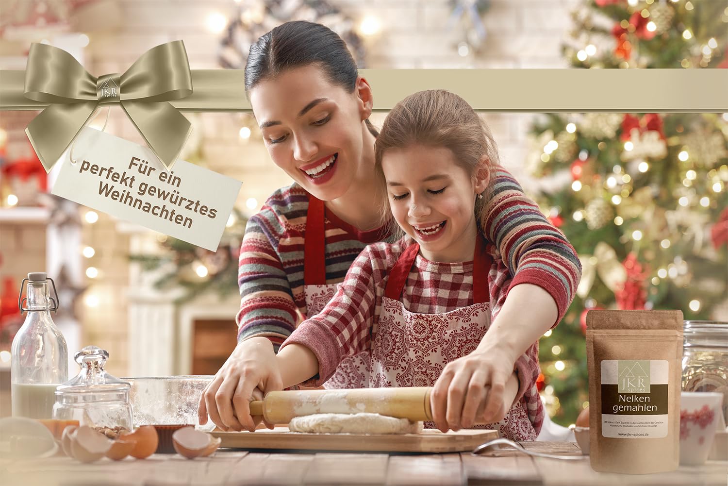 Serviervorschlag Nelken: Mutter und Kind backen Plätzchen, Weihnachtsbäckerei in festlicher Küche, Gewürz Anwendung