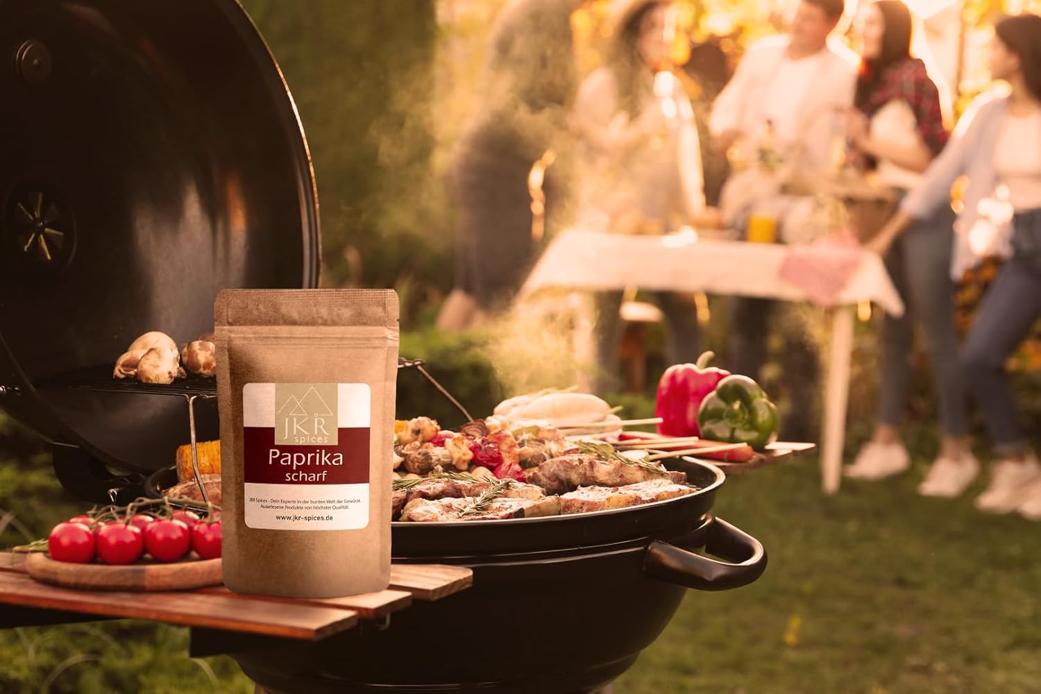 Grillszene am Abend, JKR Spices Paprika Smoked Scharf Gewürz am Grill für BBQ und Marinaden