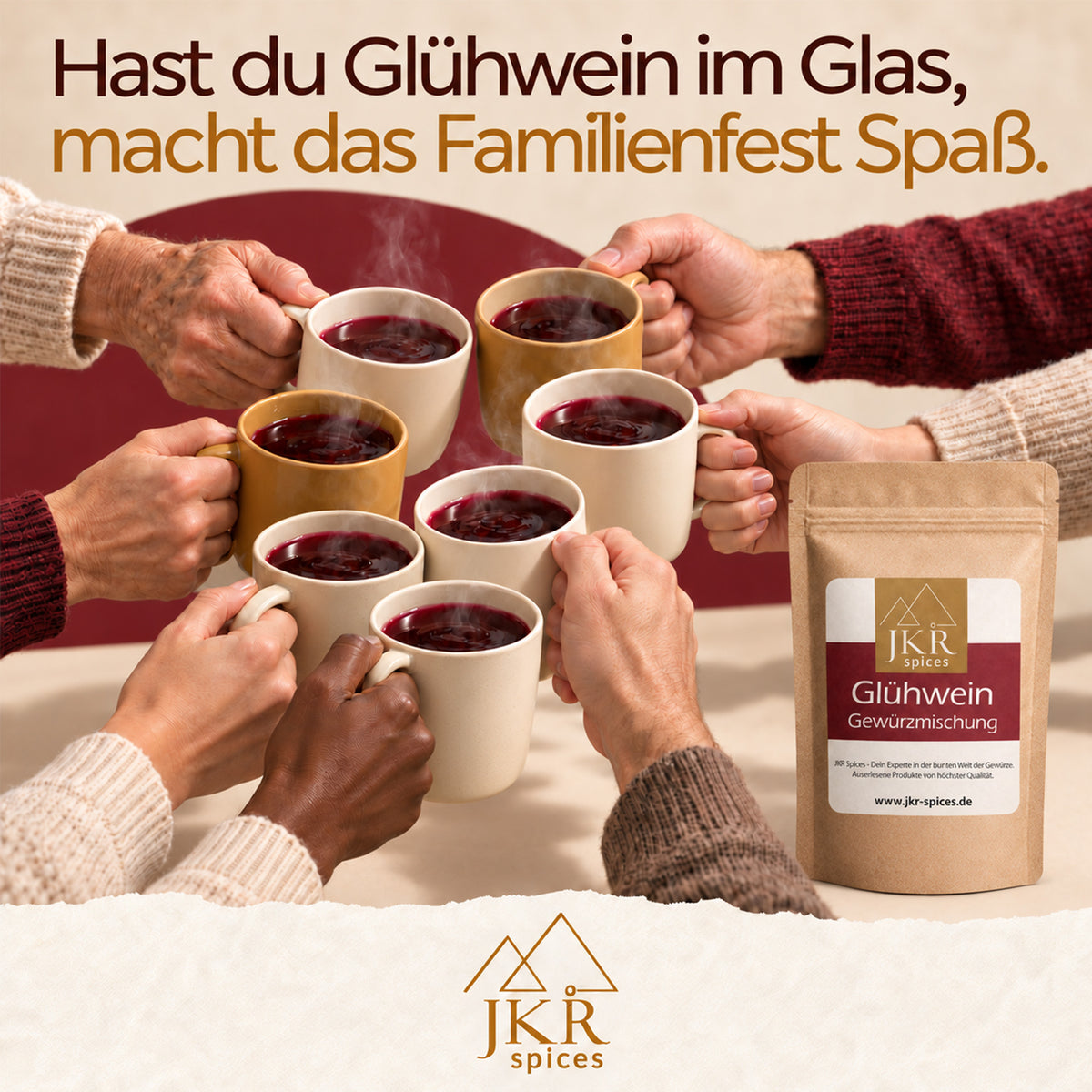 JKR Spices Glühweingewürz neben einer geselligen Runde beim Anstoßen mit Glühweintassen.