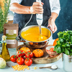 Serviervorschlag Maisstärke: Sauce wird im Topf angerührt, Küchenmotiv mit Gemüse und Gewürzen, Anwendung zum Binden