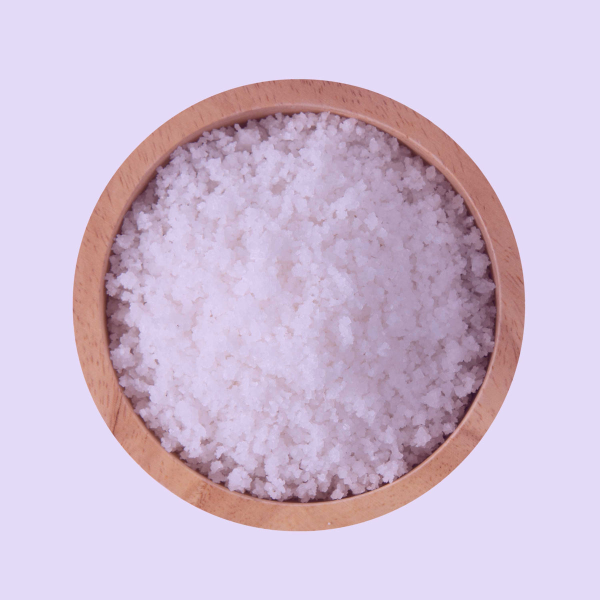 eines Bittersalz in einer Schale auf hellem Hintergrund – hochwertiges Magnesiumsulfat in kristalliner Form für vielseitige Anwendungen