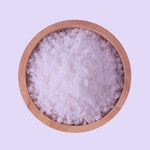 eines Bittersalz in einer Schale auf hellem Hintergrund – hochwertiges Magnesiumsulfat in kristalliner Form für vielseitige Anwendungen