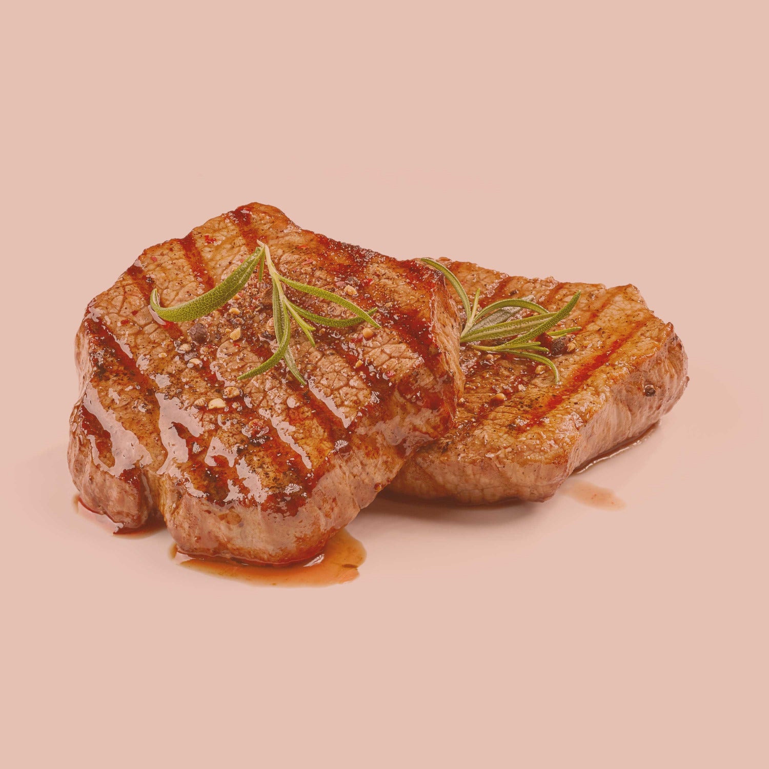 Gegrilltes Fleischstück mit Grillwürzung auf hellem Hintergrund – servierfertiges Beispiel für den Einsatz der Gewürzmischung