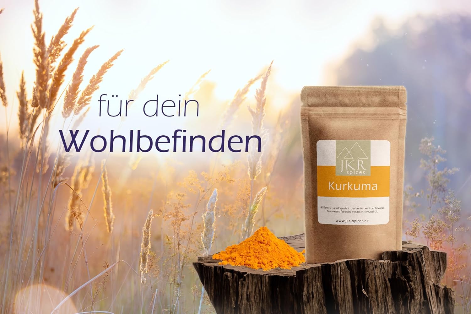 JKR Spices Kurkuma Pulver im Doypack mit Kurkumapulver auf Baumstumpf vor Wiesen Landschaft Text fuer dein Wohlbefinden
