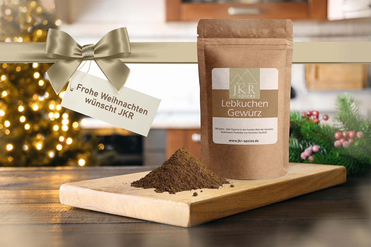 JKR Spices Anis ganz im Doypack als Geschenkidee, Gewürzpackung auf Holzbrett mit Weihnachtsdeko und Lichterkette