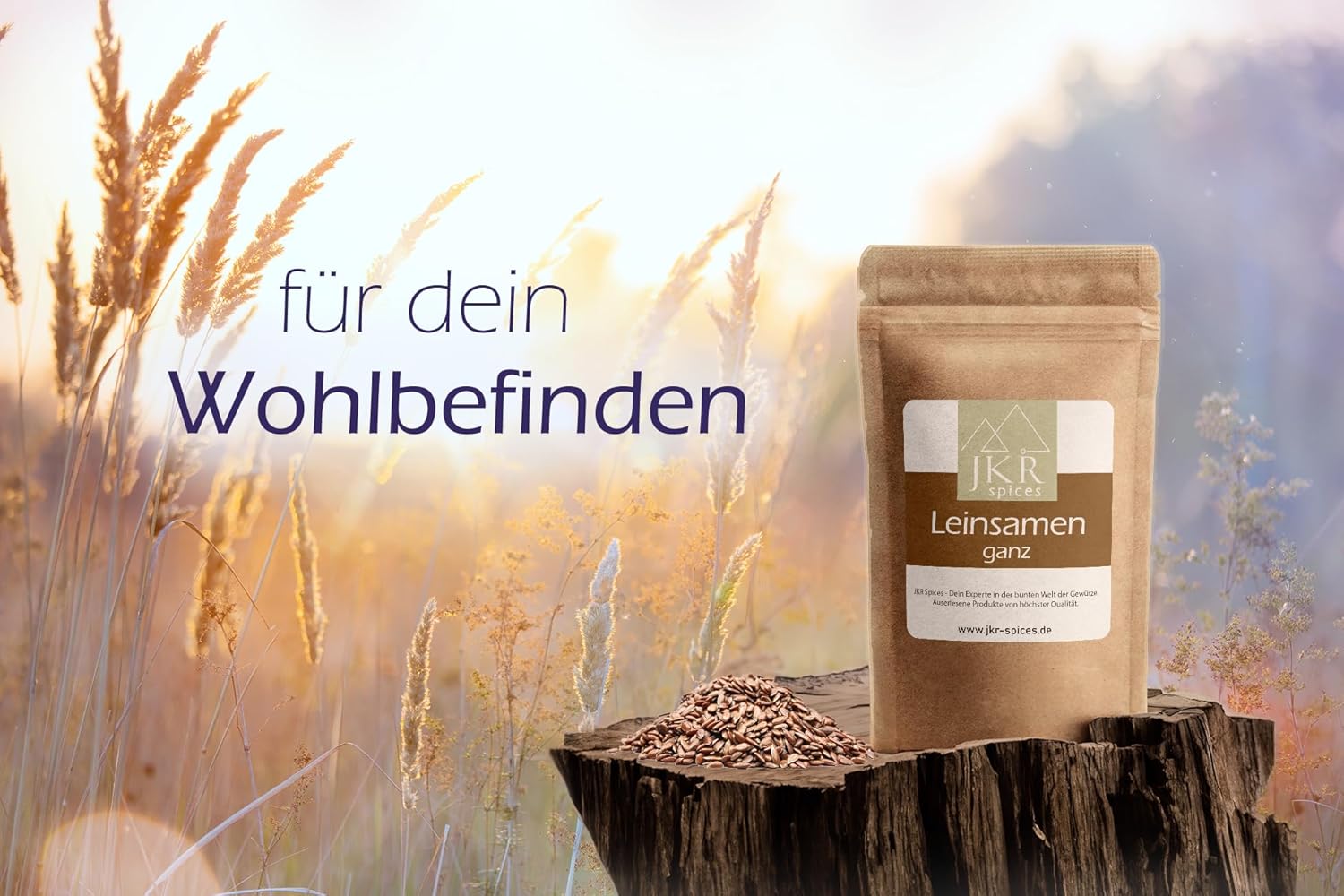JKR Spices Leinsamen ganz für dein Wohlbefinden, Doypack auf Baumstumpf vor Getreidefeld, Textgrafik