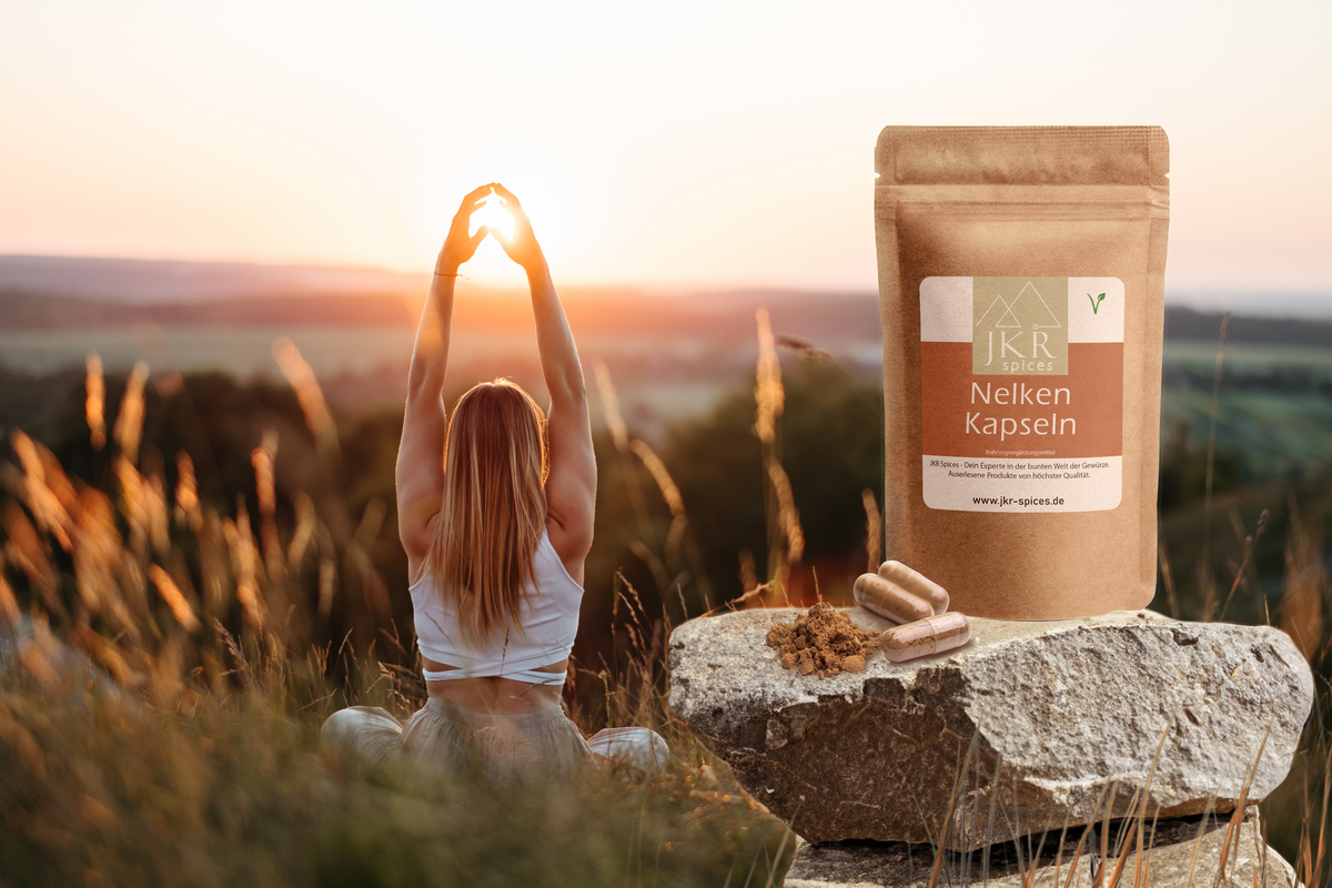 JKR Spices Nelken Kapseln im Doypack in der Natur, Frau macht Yoga im Sonnenuntergang, Wellness Lifestyle Motiv