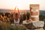 JKR Spices Nelken Kapseln im Doypack in der Natur, Frau macht Yoga im Sonnenuntergang, Wellness Lifestyle Motiv