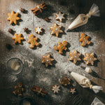 Backzutaten Flatlay mit Sternanis Zimt und Ausstechförmchen als Food Foto für Vanille Zucker