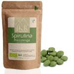 JKR Spices Spirulina Presslinge im Bio-Doypack – reine vegane Spirulina-Tabletten aus kontrolliert biologischem Anbau, naturbelassen und hochwertig handverpackt, grüne Presslinge neben dem Produktbeutel