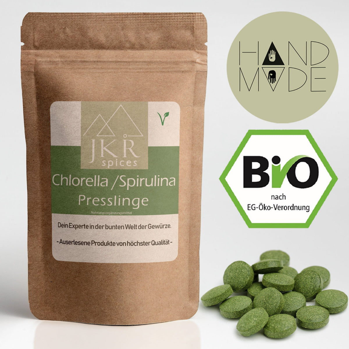 JKR Spices Chlorella Spirulina Presslinge im Doypack – hochwertige Bio-Algenpresslinge, naturbelassen und handverpackt, grüne Tabletten vor dem Produktbeutel mit BIO-Siegel
