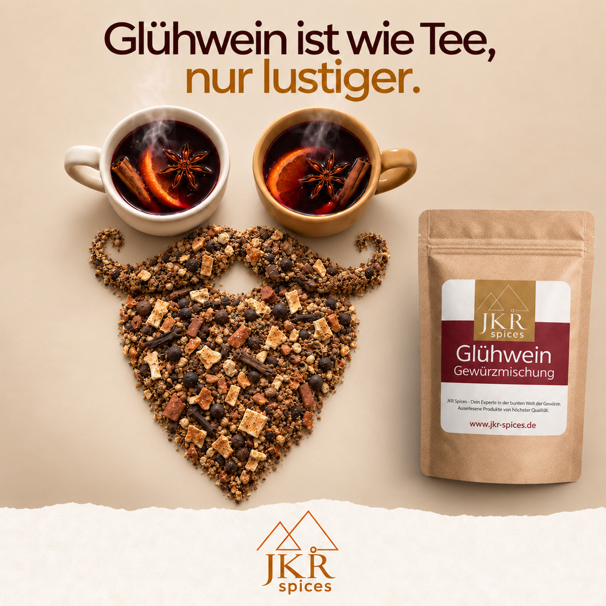 JKR Spices Glühweingewürz neben einem Weihnachtsmannmotiv aus Gewürzen und zwei Glühweintassen.
