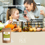 JKR Spices Maisstärke Wohlfühl Motiv: Familie kocht gemeinsam in der Küche, Produkt im Doypack im Hintergrund