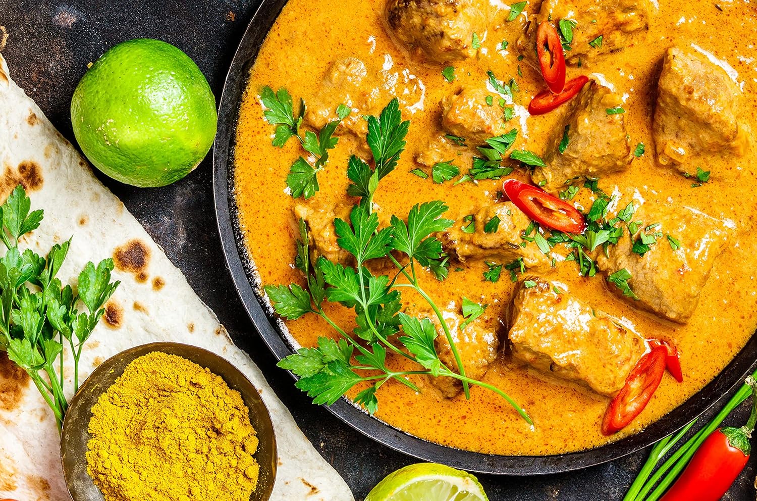 Serviervorschlag mit Bockshornklee, gewürztes Gericht in Pfanne mit Limette und Kräutern, JKR Spices Bockshornkleesaat gemahlen