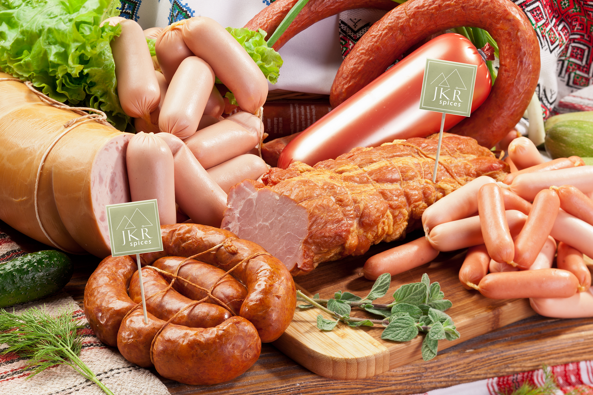 Serviervorschlag Kuttermittel mit Umrötung: Wurstplatte mit verschiedenen Wurstsorten, Schinken und Salami, Fleischer Motiv