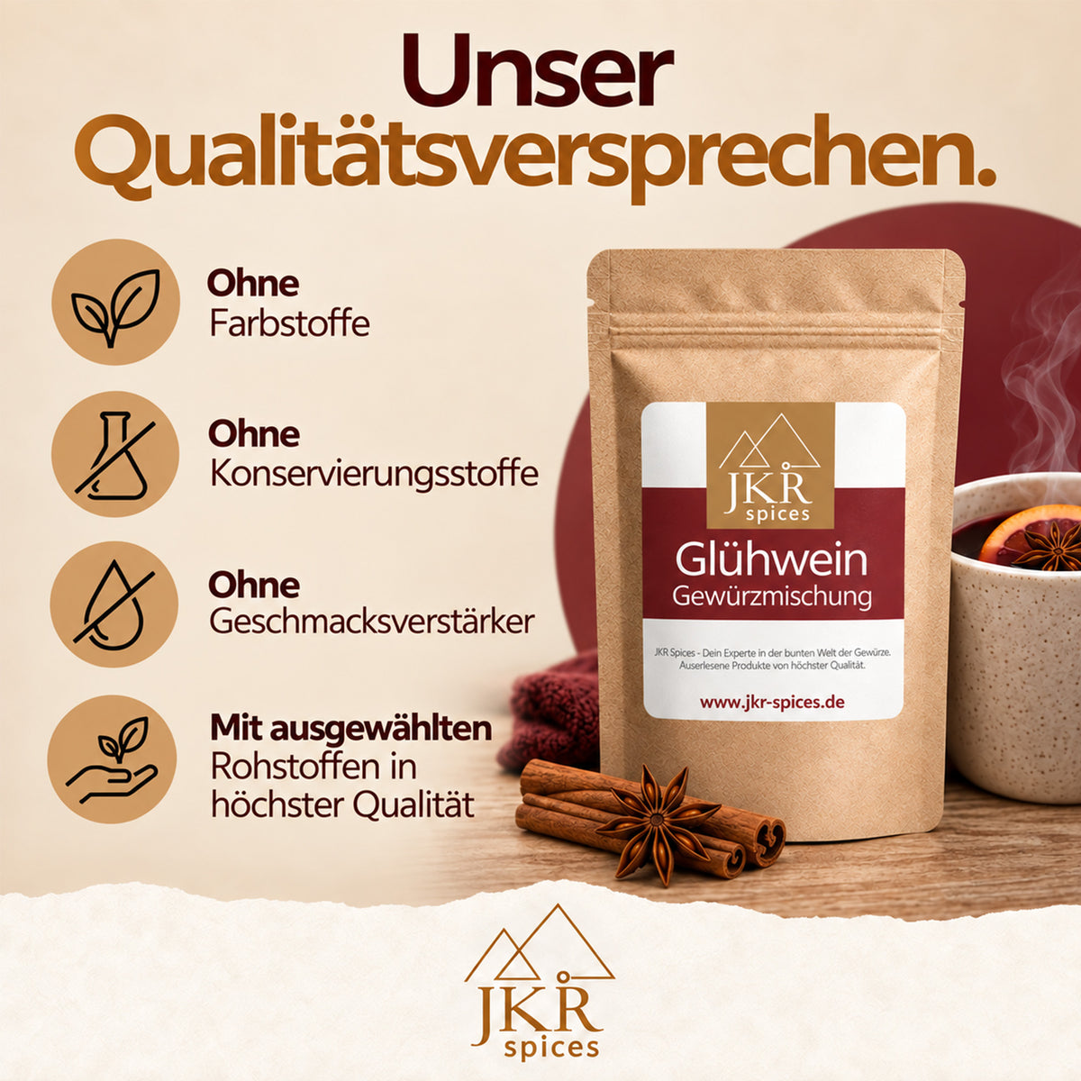 JKR Spices Glühweingewürz mit Qualitätsversprechen neben Gewürzen und einer Tasse Glühwein.