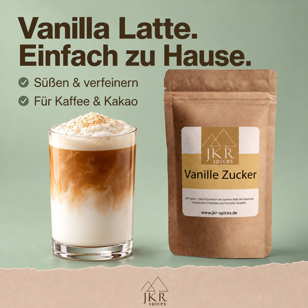 JKR Spices Vanillezucker neben einem Vanilla Latte im Glas – zum Verfeinern von Kaffee und Kakao.