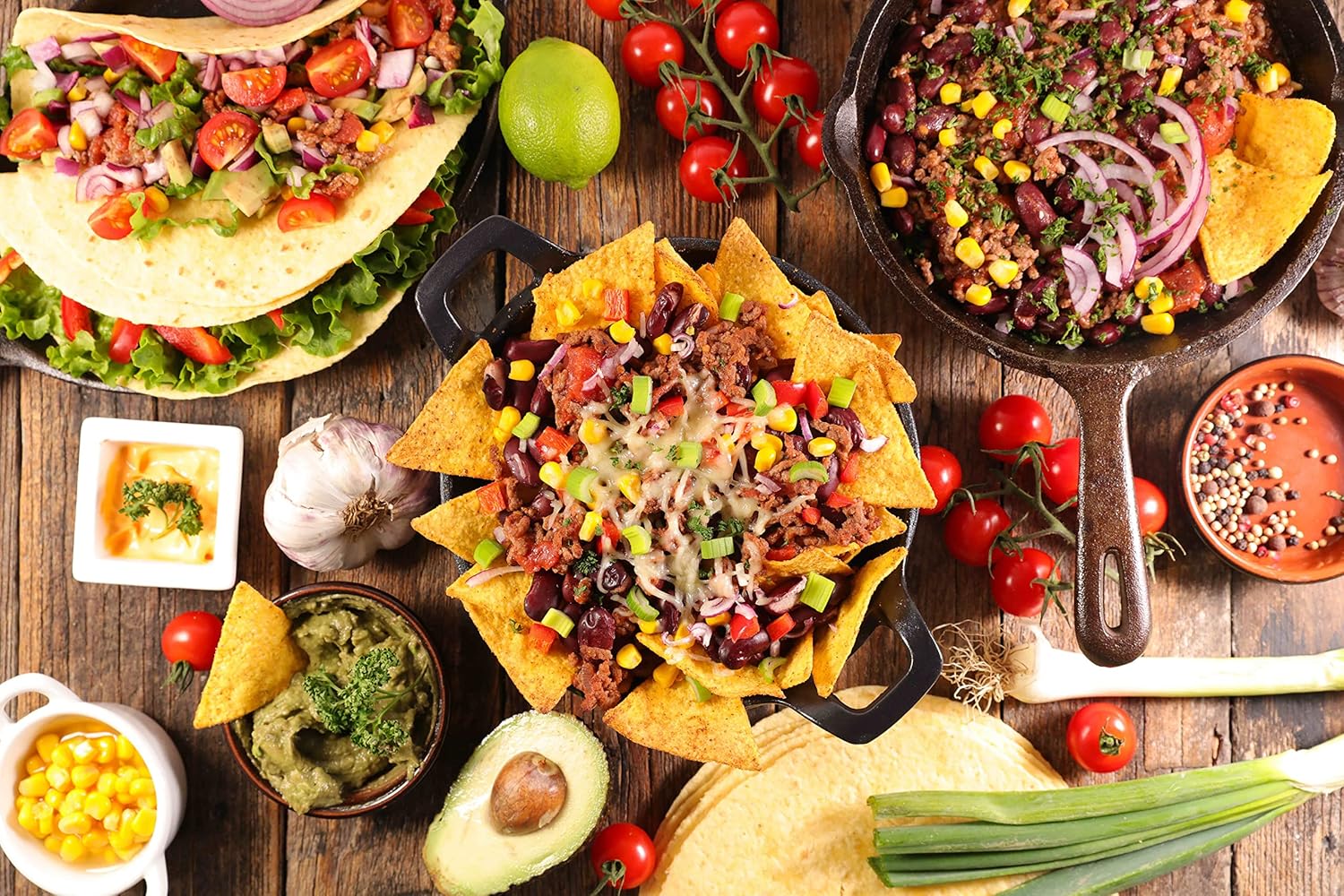 Serviervorschlag mit Peperoncino, würzige Nachos mit Toppings, Salsa und Avocado, Chili Gewürz für Tex Mex Küche