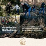 Helfer bei einer Baumpflanzaktion im Wald für das Nachhaltigkeitsengagement von JKR Spices.