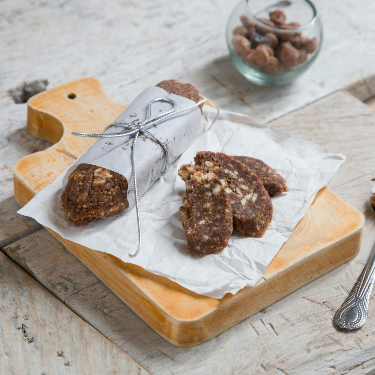 Schoko Kekse auf Backpapier als Gebäck Idee mit Vanille Zucker