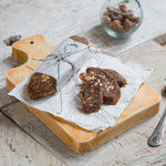 Schoko Kekse auf Backpapier als Gebäck Idee mit Vanille Zucker