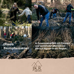 Helfer bei einer Baumpflanzaktion von JKR Spices im Wald.