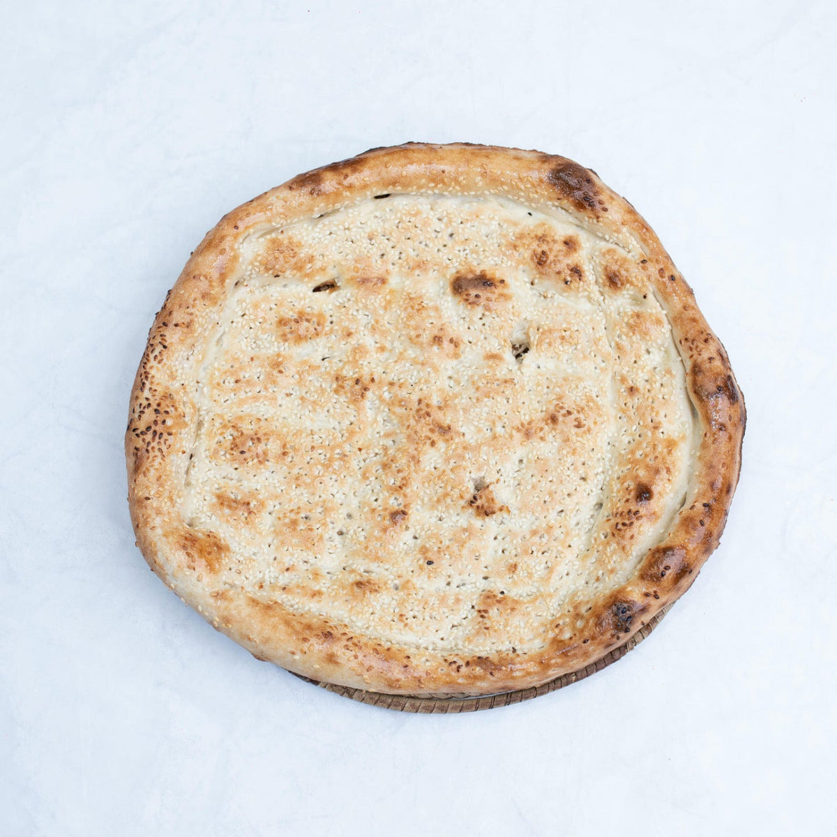 Frisch gebackenes Brot auf heller Fläche, knuspriger Hefeteig Klassiker, passend zu Trockenhefe