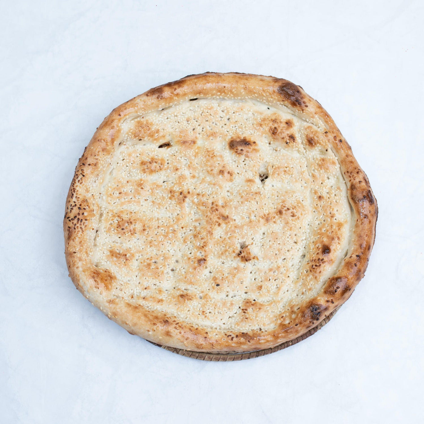 Frisch gebackenes Brot auf heller Fläche, knuspriger Hefeteig Klassiker, passend zu Trockenhefe